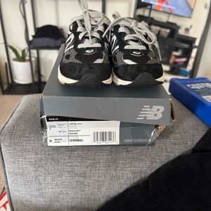 New Balance 990v6 Kids' Sneakers in Black and Gray